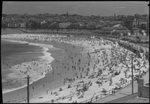 Beach, general view of Bondi from Bondi North [picture] : [Sydney, New South Wales] / [Frank Hurley]