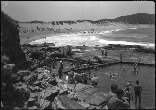 [Sea baths and beach, Avalon Beach, New South Wales] [picture] / [Frank Hurley]