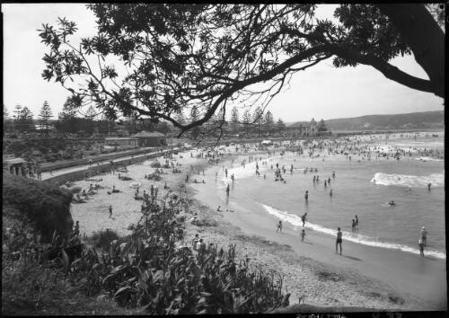 Dee Why Beach [Sydney, New South Wales] [picture] / [Frank Hurley]