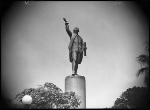 Captain Cook's Statue, Hyde Park, Sydney, 1 [picture] / Frank Hurley