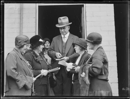 Alderman John Thomas Jennings talking with a crowd, New South Wales, 9 December 1931 [picture]