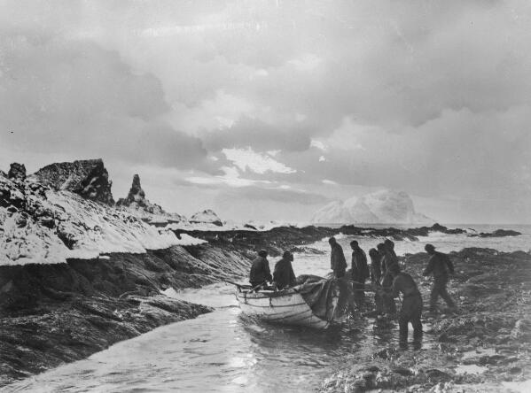 Antarctic The landing on Elephant Island, solid rock lies beneath - Old Photo - Picture 1 of 1