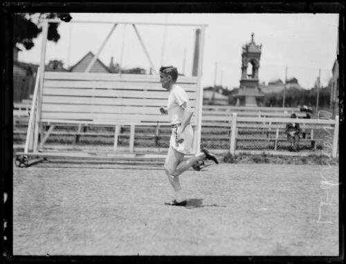 American athlete Leo Lermond in training, New South Wales, 11 January 1930 [picture]