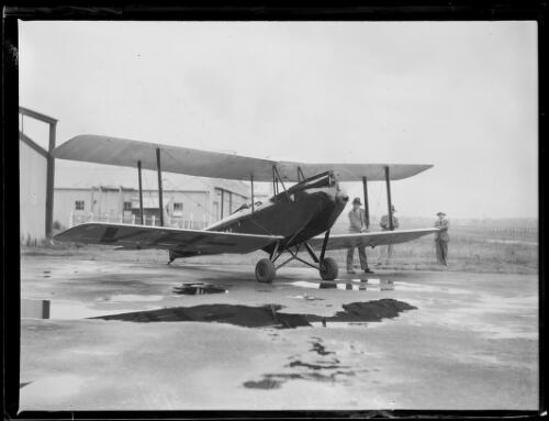 Aviator Mr Derek Rawnsley with his plane at Mascot aerodrome, New South Wales, 3 February 1934 [picture]