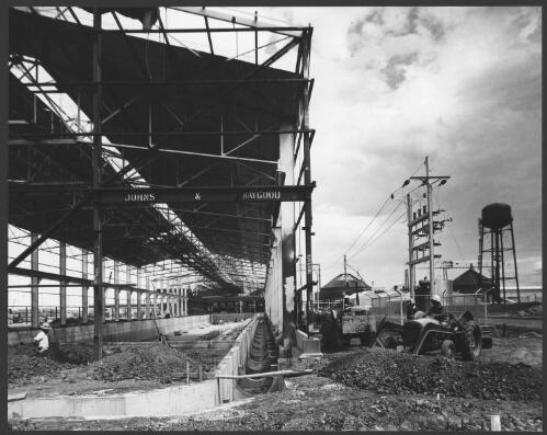Construction of the Alcoa Point Henry Smelter, Victoria, 1963 [picture] / Wolfgang Sievers
