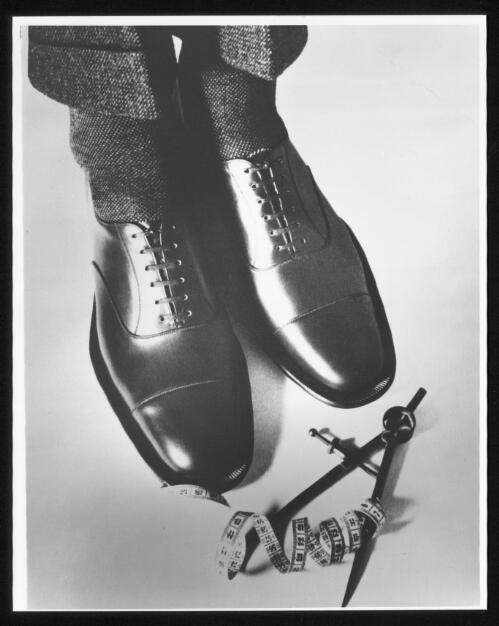 Shoe advertisement, Berlin, 1938 [picture] / Wolfgang Sievers