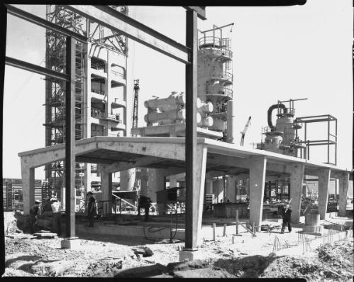 Construction progress of the Altona refinery, Victoria, 1954 [1] [picture] / Wolfgang Sievers