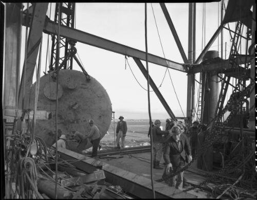 Construction progress of the Altona refinery, Victoria, 1954 [6] [picture] / Wolfgang Sievers