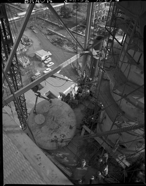 Construction progress of the Altona refinery, Victoria, 1954 [11] [picture] / Wolfgang Sievers