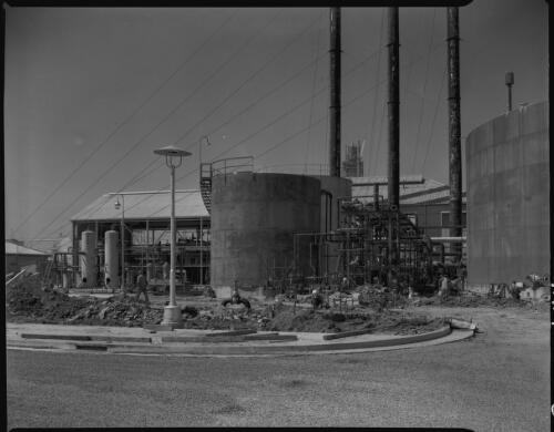 Construction progress of the Altona refinery, Victoria, 1954 [20] [picture] / Wolfgang Sievers