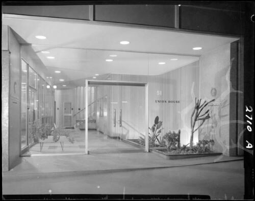 Entrance to AMP Insurance Company, 51 Queen Street, Melbourne, 1959, architects Bates, Smart and McCutcheon [picture] / Wolfgang Sievers