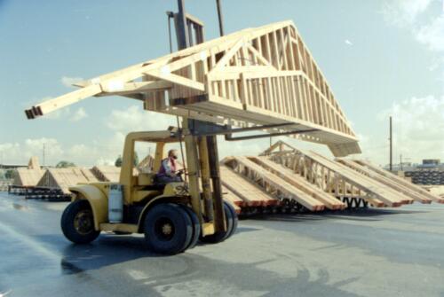 Forklift moving prefabricated roof trusses at ACI Kimtruss, Los Angeles, USA [picture] / Wolfgang Sievers