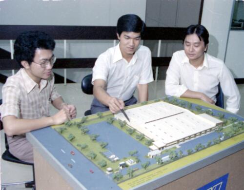 Unidentified employees looking at a model of the Singapore Glass Manufacturers plant, Singapore, 1982 [picture] / Wolfgang Sievers