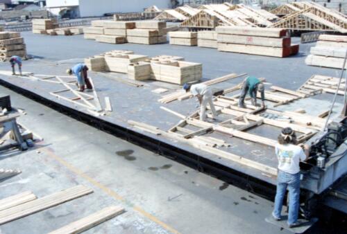 Making prefabricated roof trusses at ACI Kimtruss, Los Angeles, USA [picture] / Wolfgang Sievers