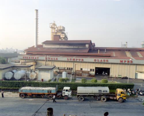 Trucks delivering raw materials to the Kuala Lumpur Glass Manufacturers Company plant, Kuala Lumpur, 1982 [picture] / Wolfgang Sievers