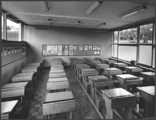 Classroom at the Peninsula School, Mt. Eliza, Victoria, 1962, architects Bates, Smart and McCutcheon [picture] / Wolfgang Sievers