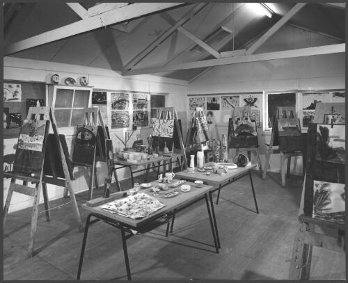 Art classroom at the Peninsula School, Mt. Eliza, Victoria, 1962, architects Bates, Smart and McCutcheon [picture] / Wolfgang Sievers