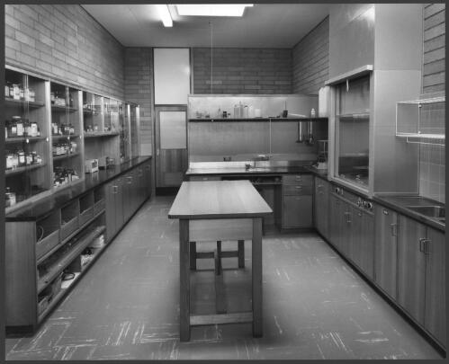 Science room at the Peninsula School, Mt. Eliza, Victoria, 1966, architects Bates, Smart and McCutcheon [2] [picture] / Wolfgang Sievers