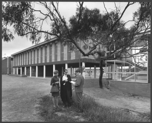 Unidentified teachers outside the Peninsula School at Mt. Eliza, Victoria, architects Bates, Smart and McCutcheon, 1968 [picture] / Wolfgang Sievers