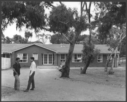 Unidentified students outside the Peninsula School, Mt. Eliza, Victoria, architects Bates, Smart and McCutcheon, 1968 [2] [picture] / Wolfgang Sievers
