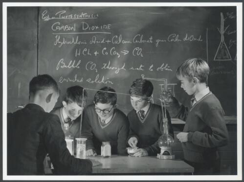 Students learning chemistry at the Peninsula School, Mt. Eliza, Victoria, 1961 [picture] / Wolfgang Sievers
