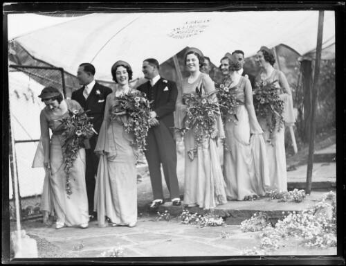 Wedding party of Elizabeth Friend and Tim Whitney arriving at the reception at Wirian, Victoria Road, Bellevue Hill, New South Wales, 23 July 1934 [picture] / Ray Olson