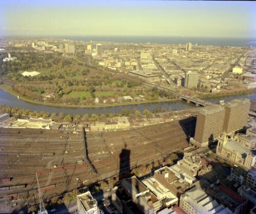 Aerial view of Yarra River Melbourne, 1976, taken from Collins Place [2] [picture] / Wolfgang Sievers