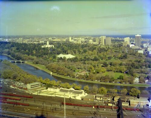Aerial view of Yarra River Melbourne, 1976, taken from Collins Place [3] [picture] / Wolfgang Sievers