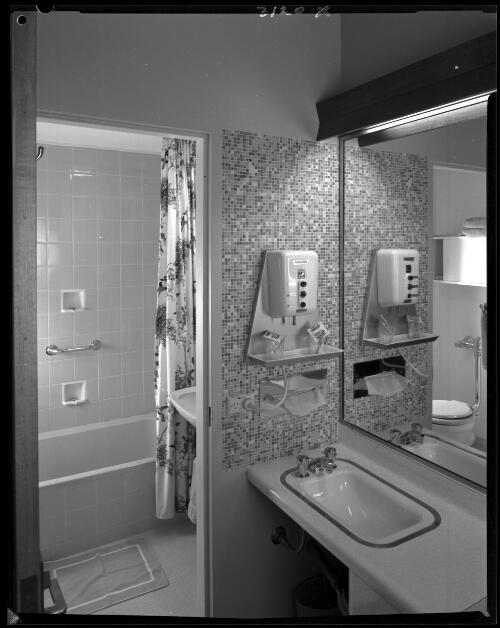 Bathroom in guest room at the Parkroyal Motel, Royal Parade, Parkville, Victoria 1962 [picture] / Wolfgang Sievers