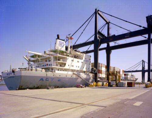 [Docked container ship at Port Melbourne,1973 [picture] / Wolfgang Sievers