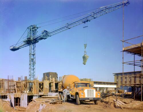 [CSR construction site with a hammerhead tower crane in the background, 1965] [picture] / Wolfgang Sievers