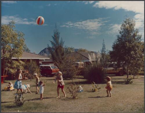 [Children playing in front of] Hamersley Iron housing in Tom Price, Western Australia, 1974 [picture] / Wolfgang Sievers