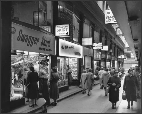 Degraves Street off Flinders Lane towards Flinders Street Railway Station, Melbourne, Victoria, 1959 [picture] / Wolfgang Sievers