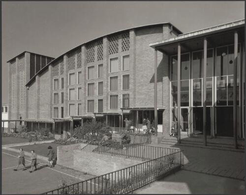 Exterior of new hall, Methodist Ladies' College, Kew, Victoria, 1962, 1 [picture] / Wolfgang Sievers