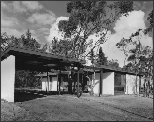 First house at Glen Waverley, Victoria, 1968, architects Pettit and Sevitt, [1] [picture] / Wolfgang Sievers