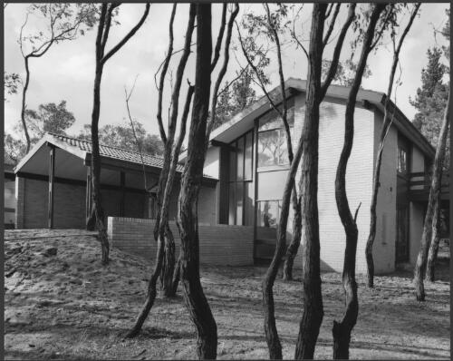 Second house at Glen Waverley, Victoria, 1968, architects Pettit and Sevitt, [2] [picture] / Wolfgang Sievers
