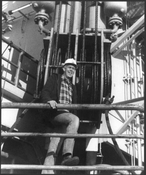 Employee standing on Shell's oil rig Nymphea, Bass Strait, 1983 [picture] / Wolfgang Sievers