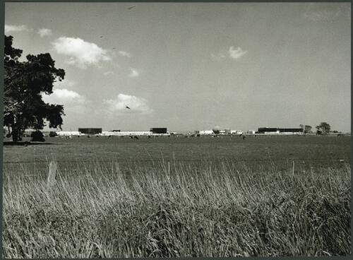 Construction of the South Eastern Purification Plant, Melbourne and Metropolitan Board of Works, Carrum, Victoria, 1974 [32] [picture] / Wolfgang Sievers