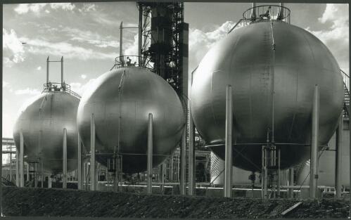 Storage tanks at the Mobil [Stanvac] Altona Refinery, Altona, Victoria, 1956 [6] [picture] / Wolfgang Sievers