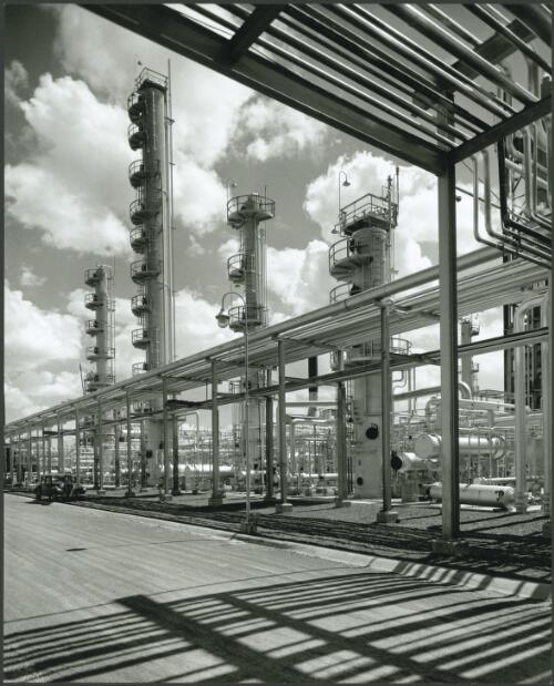 Pipelines at the Mobil [Stanvac] Altona Refinery, Altona, Victoria, 1956 [4] [picture] / Wolfgang Sievers