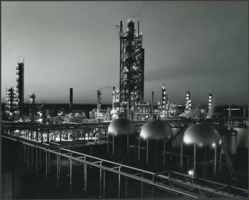 Night view of the Mobil [Stanvac] Altona Refinery, Altona, Victoria, 1956 [5] [picture] / Wolfgang Sievers
