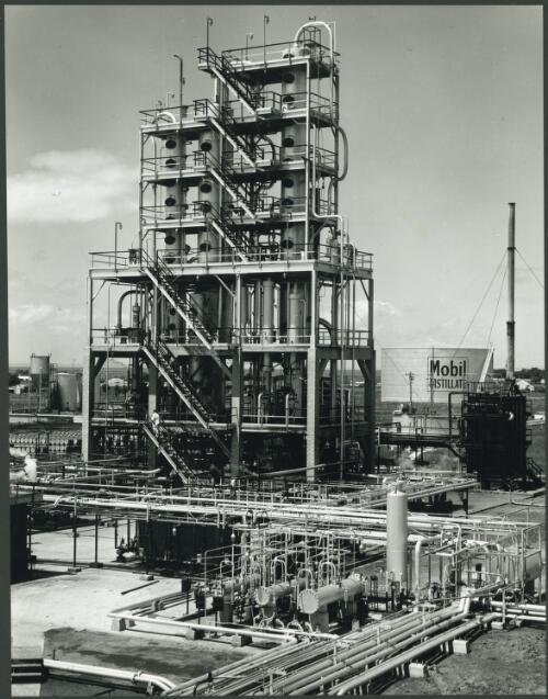 [Pipelines and structures at the Mobil] Stanvac Oil Refinery, Altona, Victoria, 1956 [picture] / Wolfgang Sievers