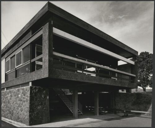 Exterior of Peninsula School building, Mt. Eliza, Victoria, 1964, architects Bates, Smart and McCutcheon [picture] / Wolfgang Sievers