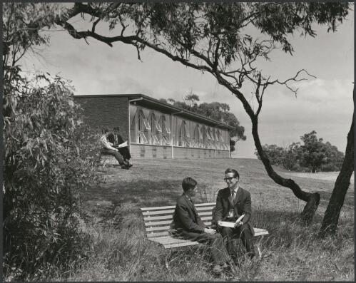 Students and teachers outside Peninsula School building, Mt. Eliza, Victoria, 1965, architects Bates, Smart and McCutcheon, [2] [picture] / Wolfgang Sievers