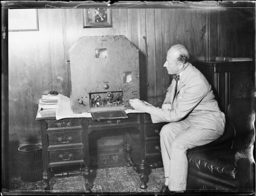Mr Fisk of the Australian Wireless Association examining the workings of a radio, New South Wales, 19 October 1932 [picture]