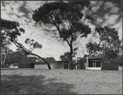 Exterior view of Peninsula School building, Mount Eliza, Victoria, 1961, architects Bates, Smart and McCutcheon [1] [picture] / Wolfgang Sievers