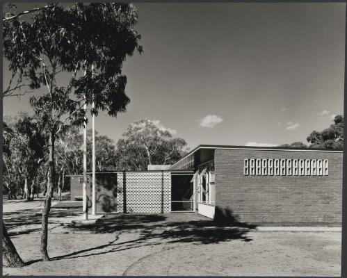 Exterior view of Peninsula School building, Mount Eliza, Victoria, 1961, architects Bates, Smart and McCutcheon [2] [picture] / Wolfgang Sievers