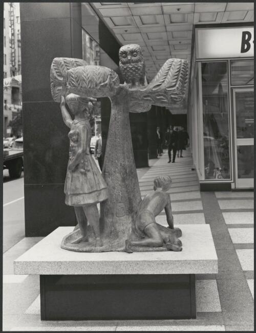 Sculpture by Tom Bass at the Colonial Mutual Life building, corner of Collins and Elizabeth Streets, Melbourne, Victoria, 1963 [picture] / Wolfgang Sievers