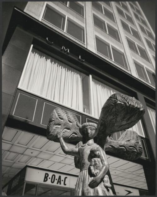 Sculpture by Tom Bass at the Colonial Mutual Life building, corner of Collins and Elizabeth Streets, Melbourne, Victoria, 1964 [picture] / Wolfgang Sievers