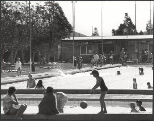 Swimming pool at Paraburdoo for Hamersley Iron, Western Australia, 1975, 2 [picture] / Wolfgang Sievers